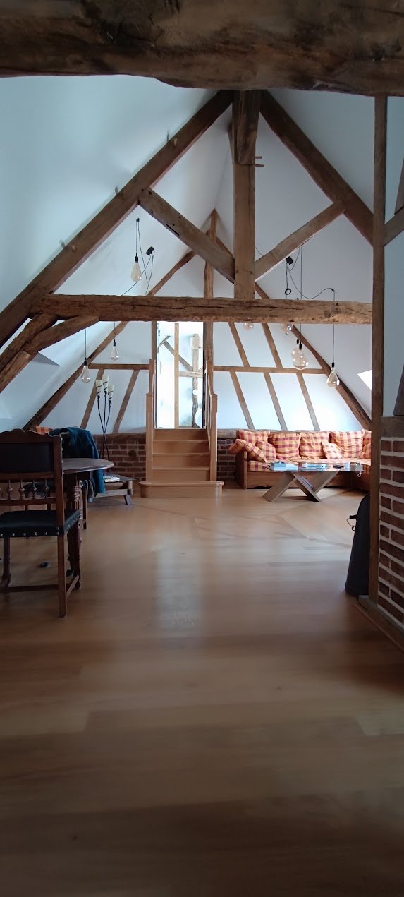 Grande pièce intérieure après travaux de peinture