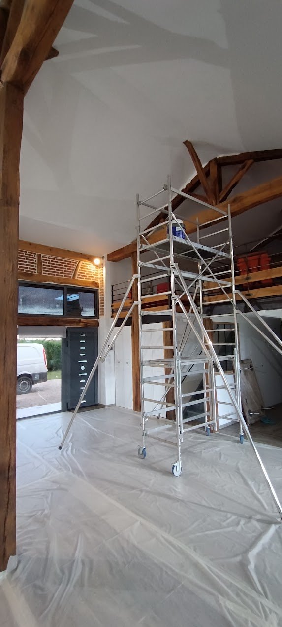 Travaux de peinture sur un plafond de grande hauteur