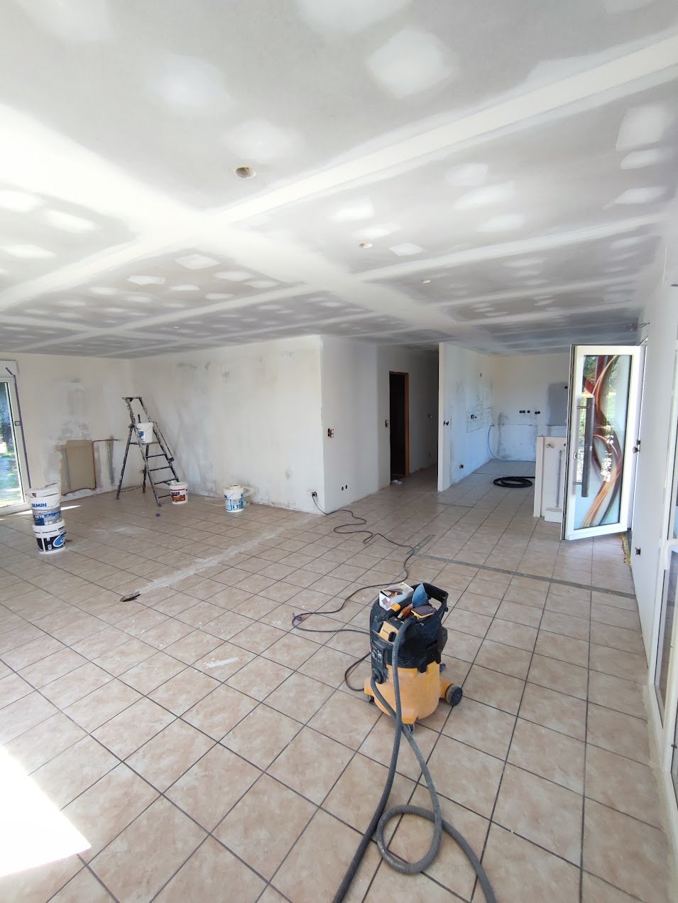 Grande pièce en cours d’aménagement avec plaques de plâtre