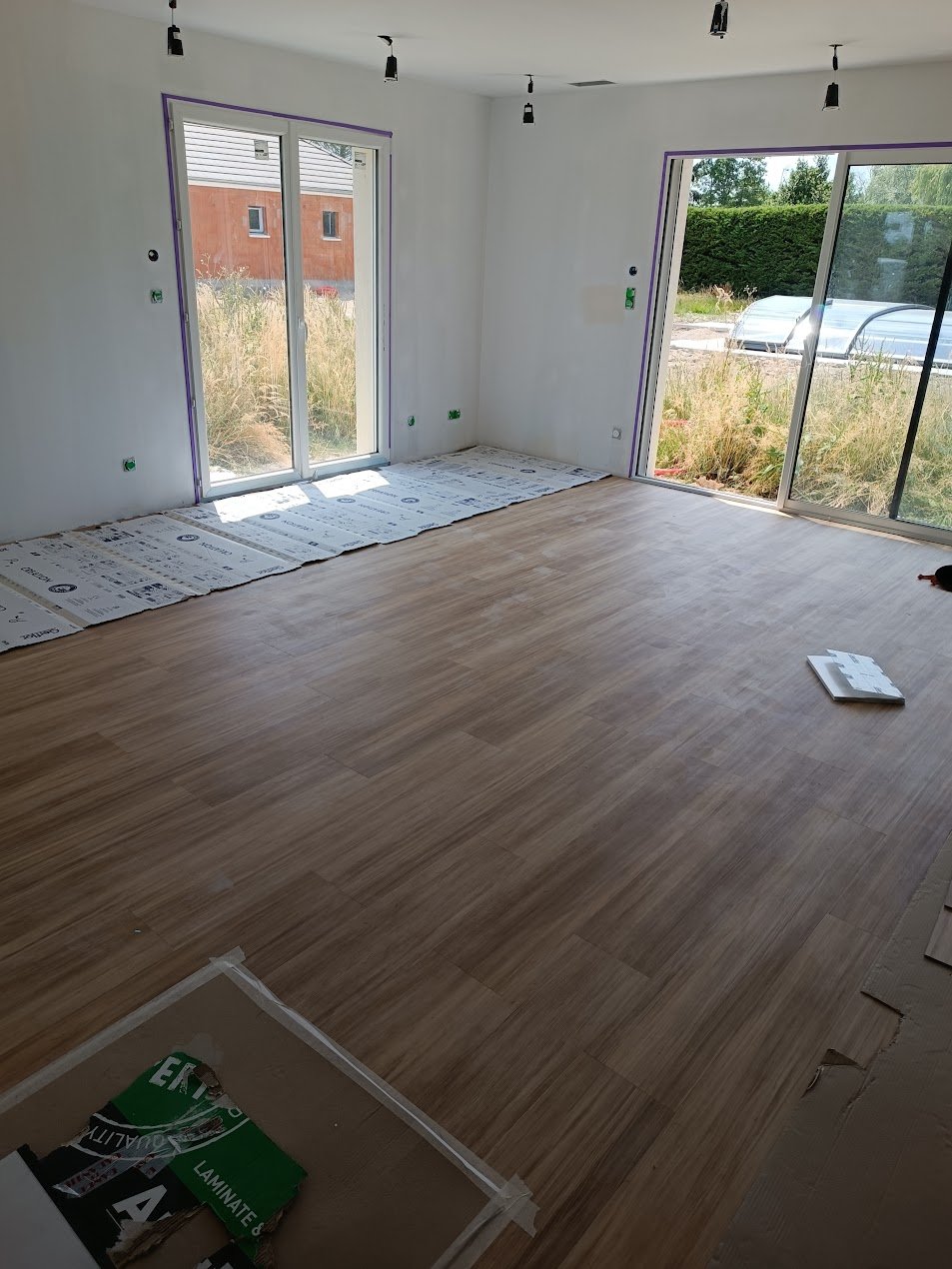 Finition propre de revêtement de sol en rénovation intérieure